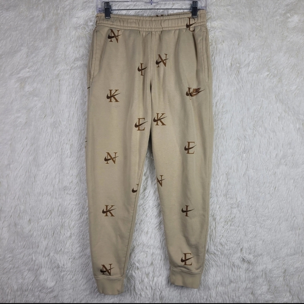 Nike Sportswear Club Mens S Beige AOP Fleece‎ Joggers Athleisure Swoosh DV9611
